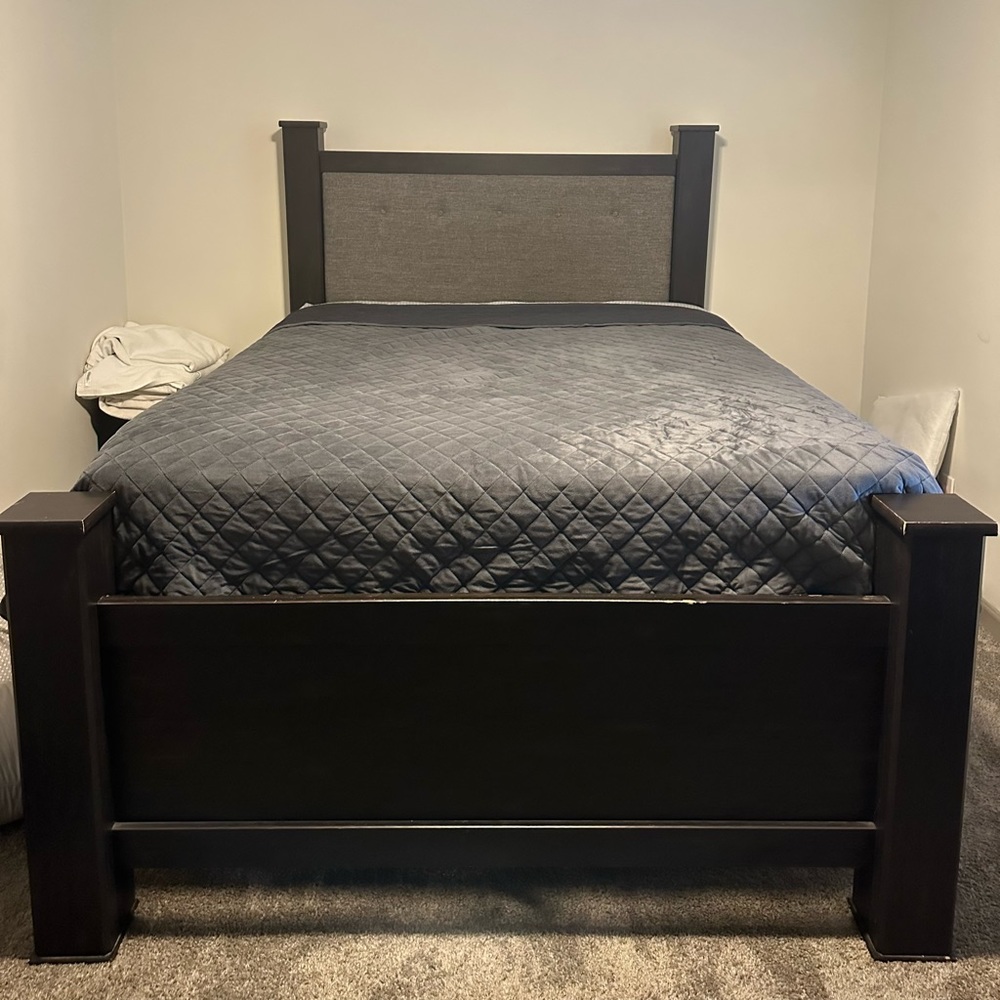 Queen bedroom set (3 piece)
